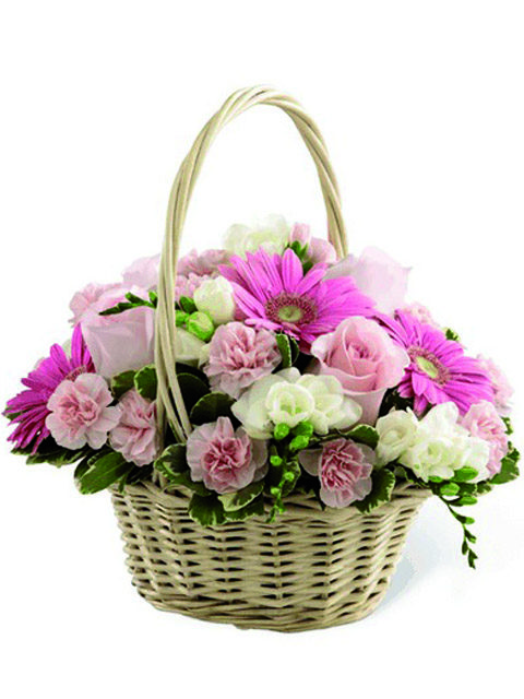Cesto in vimini di fiori rosa