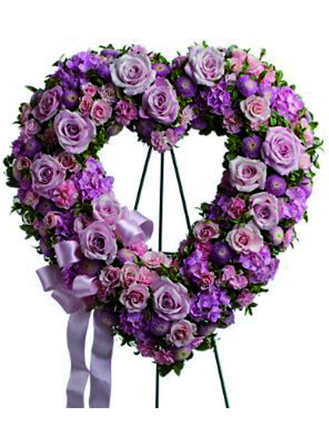 Corona a cuore di fiori dai toni rosa