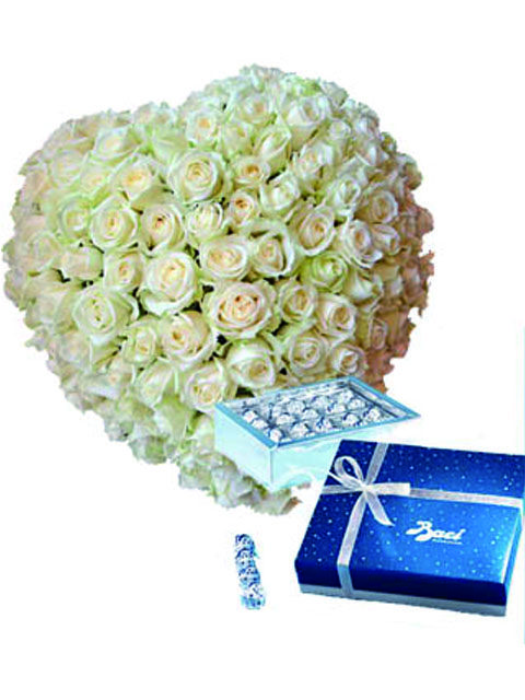 Cuore 100 rose bianche con baci perugina