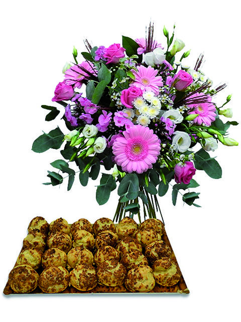 rose e gerbere con pasticcini