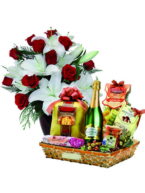 gigli e rose rosse con cesto